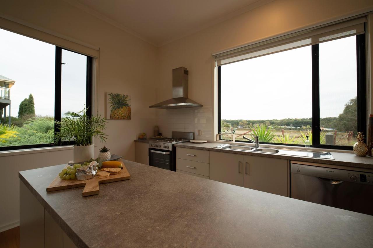 Hilltop Apartments Phillip Island (Adults Only) Cowes Exterior photo