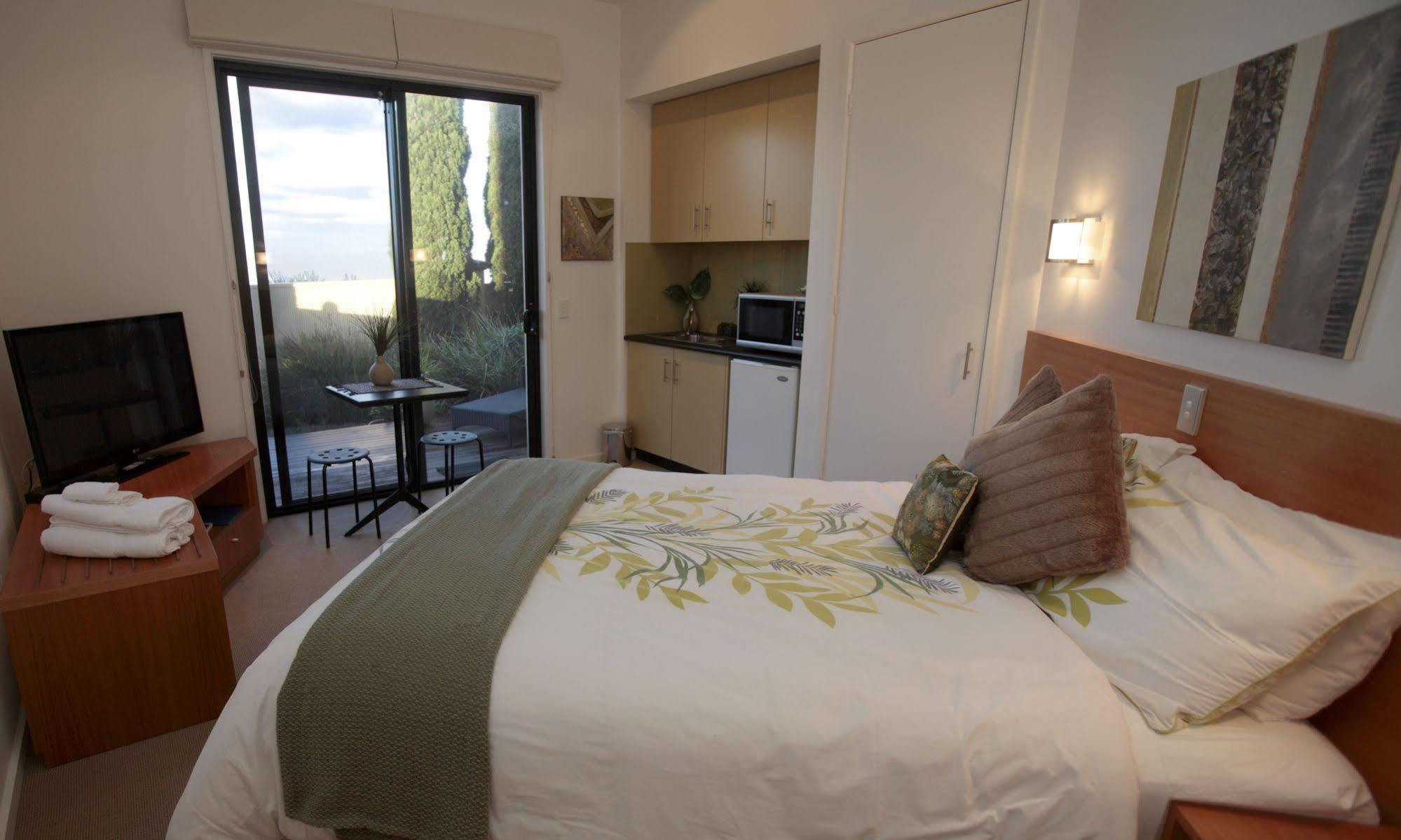 Hilltop Apartments Phillip Island (Adults Only) Cowes Exterior photo